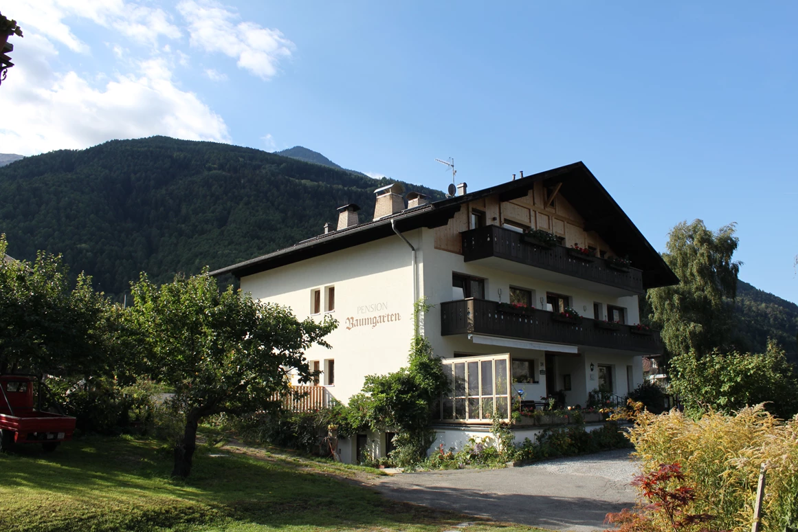 Frühstückspension: Die Pension Baumgarten befindet sich abseits des kleine Dorfes Tabland bei Naturns in ruhiger Lage. - Pension Baumgarten