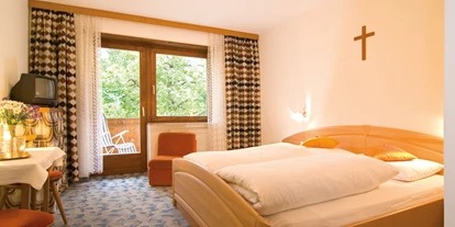 Pensionen - Naturns - Unsere gemütlichen Doppelbettzimmer mit  Blick zu den Bergen und der Gletscherwelt des Ötzi - Pension Baumgarten