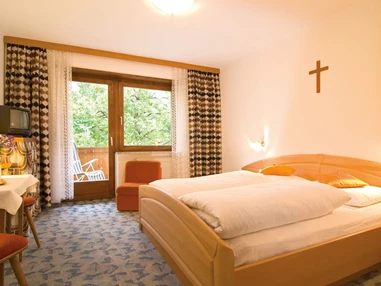 Frühstückspension: Unsere gemütlichen Doppelbettzimmer mit  Blick zu den Bergen und der Gletscherwelt des Ötzi - Pension Baumgarten