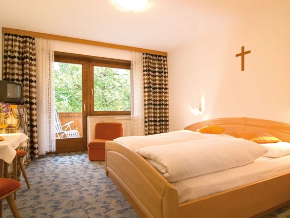 Frühstückspension: Unsere gemütlichen Doppelbettzimmer mit  Blick zu den Bergen und der Gletscherwelt des Ötzi - Pension Baumgarten