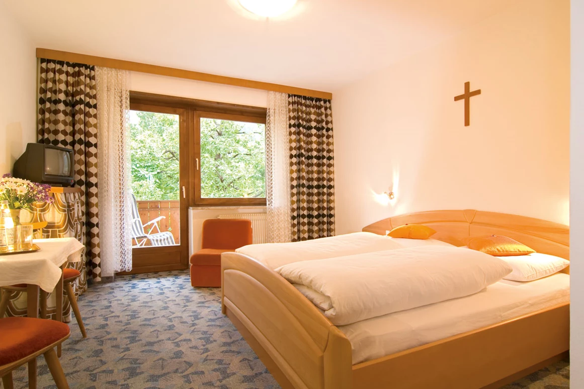 Frühstückspension: Unsere gemütlichen Doppelbettzimmer mit  Blick zu den Bergen und der Gletscherwelt des Ötzi - Pension Baumgarten