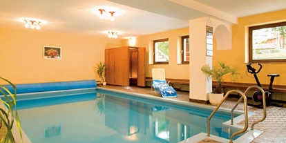 Pensionen - Naturns - beheiztes Hallenbad mit Zugang zu sonnigen Liegewiese und Spielplatz - Pension Baumgarten