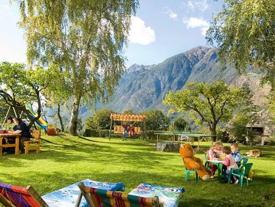 Frühstückspension: Große  Liegewiese mit Spielplatz   Ideal zum Ausruhen und die Seele baumeln lassen. - Pension Baumgarten