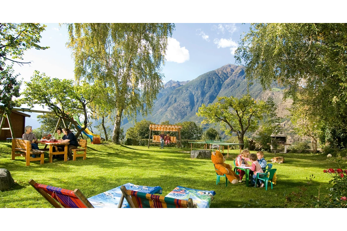 Frühstückspension: Große  Liegewiese mit Spielplatz   Ideal zum Ausruhen und die Seele baumeln lassen. - Pension Baumgarten