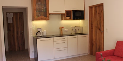 Pensionen - Naturns - gut eingerchtete Küchenzeile in der gemütlichen Wohnküche - Pension Baumgarten