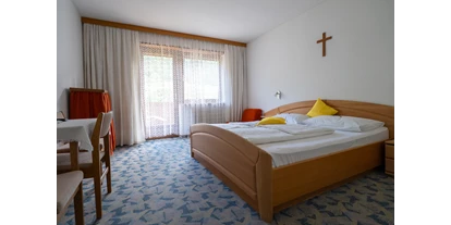 Pensionen - Naturns -  gemütliche Doppelzimmer mit Blick zum Obstgarten - Pension Baumgarten