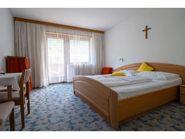 Frühstückspension:  gemütliche Doppelzimmer mit Blick zum Obstgarten - Pension Baumgarten