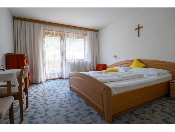 Frühstückspension:  gemütliche Doppelzimmer mit Blick zum Obstgarten - Pension Baumgarten