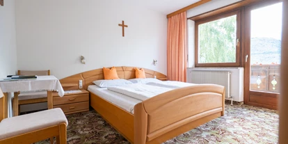 Pensionen - Naturns - Doppelzimmer mit Blick zum Schloß Juval und Schnalstaler Gletscherwelt - Pension Baumgarten
