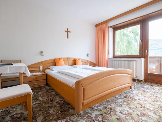 Frühstückspension: Doppelzimmer mit Blick zum Schloß Juval und Schnalstaler Gletscherwelt - Pension Baumgarten