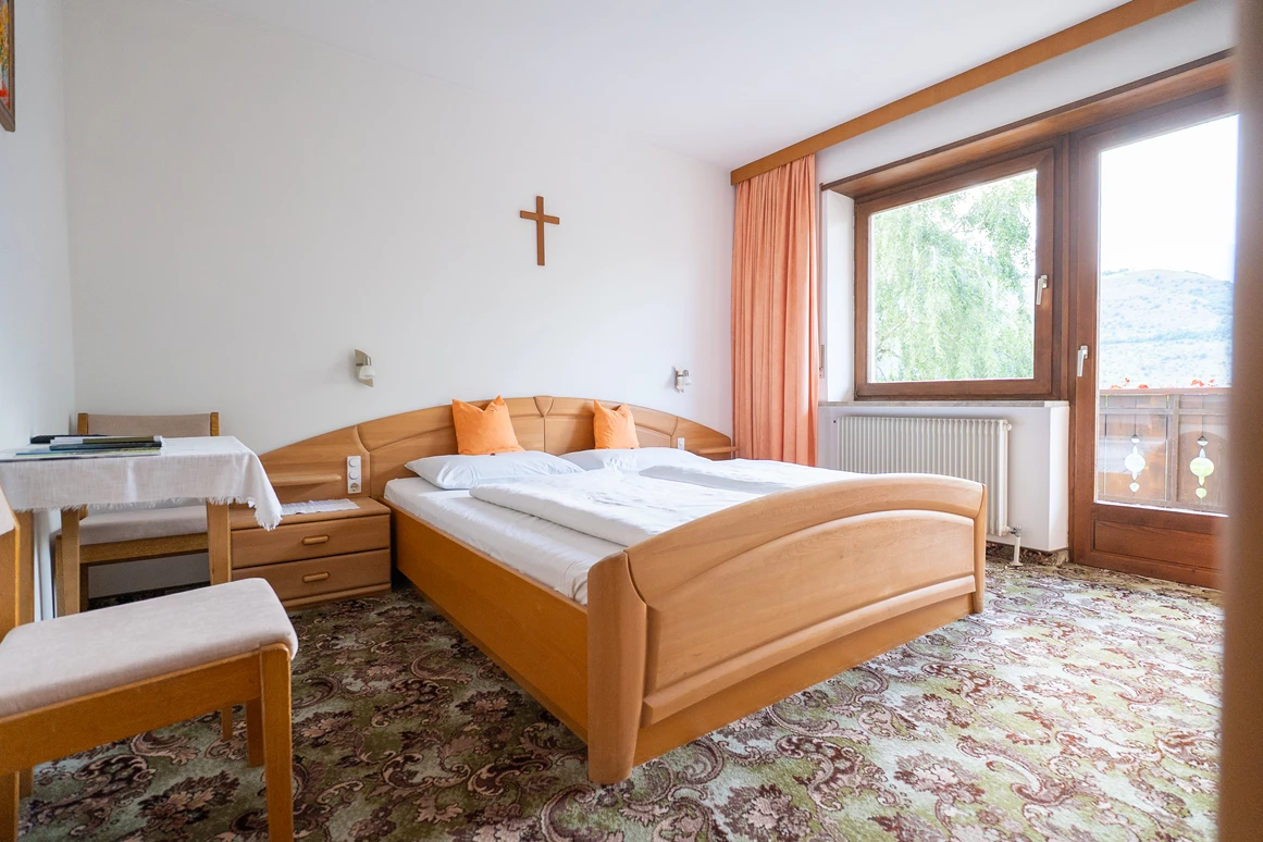 Frühstückspension: Doppelzimmer mit Blick zum Schloß Juval und Schnalstaler Gletscherwelt - Pension Baumgarten