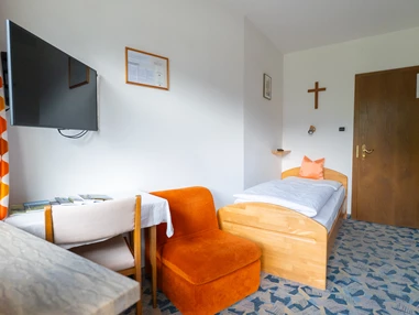 Frühstückspension: Einbettzimmer mit Blick zum Hausberg Kirchbachspitze - Pension Baumgarten