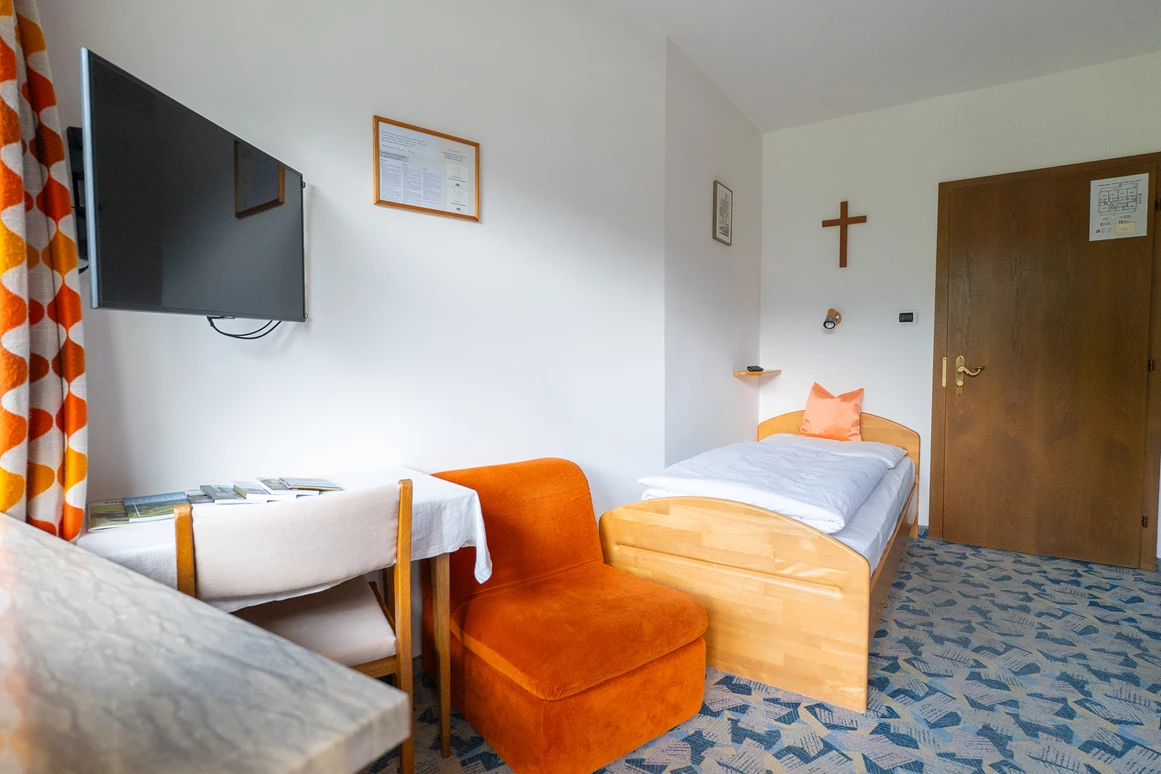 Frühstückspension: Einbettzimmer mit Blick zum Hausberg Kirchbachspitze - Pension Baumgarten