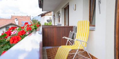Pensionen - Naturns - Balkon mit Liegestuhl zum Entspannen - Pension Baumgarten