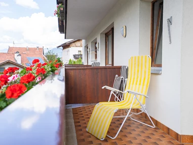 Frühstückspension: Balkon mit Liegestuhl zum Entspannen - Pension Baumgarten