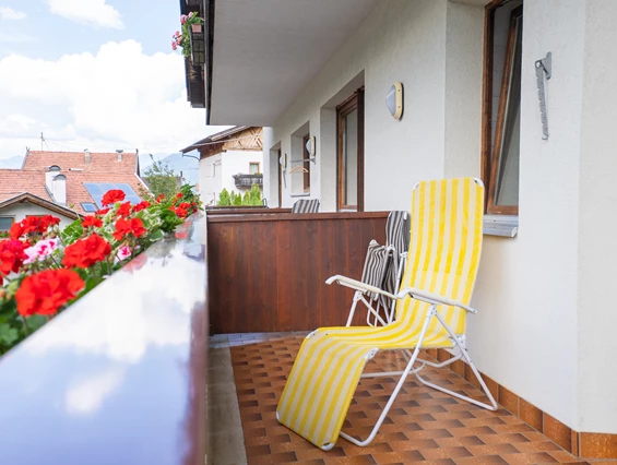 Frühstückspension: Balkon mit Liegestuhl zum Entspannen - Pension Baumgarten