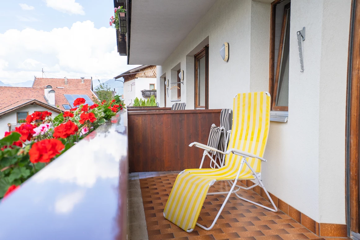 Frühstückspension: Balkon mit Liegestuhl zum Entspannen - Pension Baumgarten