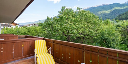 Pensionen - Naturns - Balkon mit Liegestuhl zur Obstwiese - Pension Baumgarten