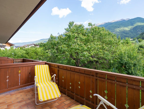 Frühstückspension: Balkon mit Liegestuhl zur Obstwiese - Pension Baumgarten