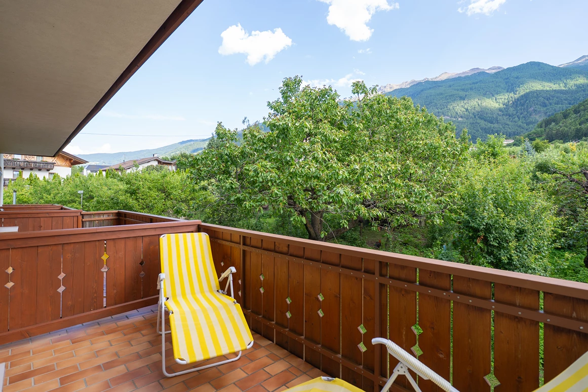Frühstückspension: Balkon mit Liegestuhl zur Obstwiese - Pension Baumgarten