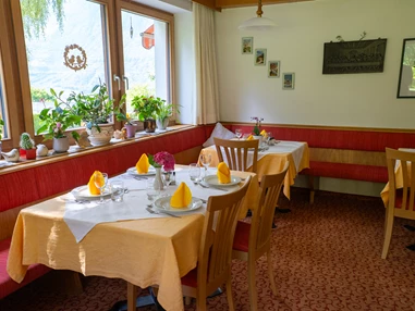 Frühstückspension:  geräumiger Frühstücksraum  - Pension Baumgarten