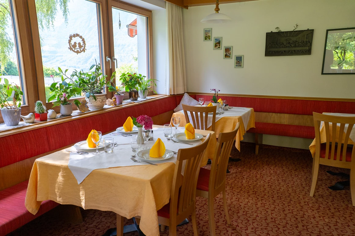 Frühstückspension:  geräumiger Frühstücksraum  - Pension Baumgarten