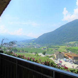 Frühstückspension: Vom Balkon Blick nach Brixen  Mansardenwohnung - Haus Karin ***