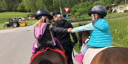 Pensionen - Alpbachtal Seenland - PONY-REITEN
Gerne können Sie Reitstunden oder geführte Ausritte zu Ihrem Urlaub zu buchen - Ferienpension Am Haflingerhof