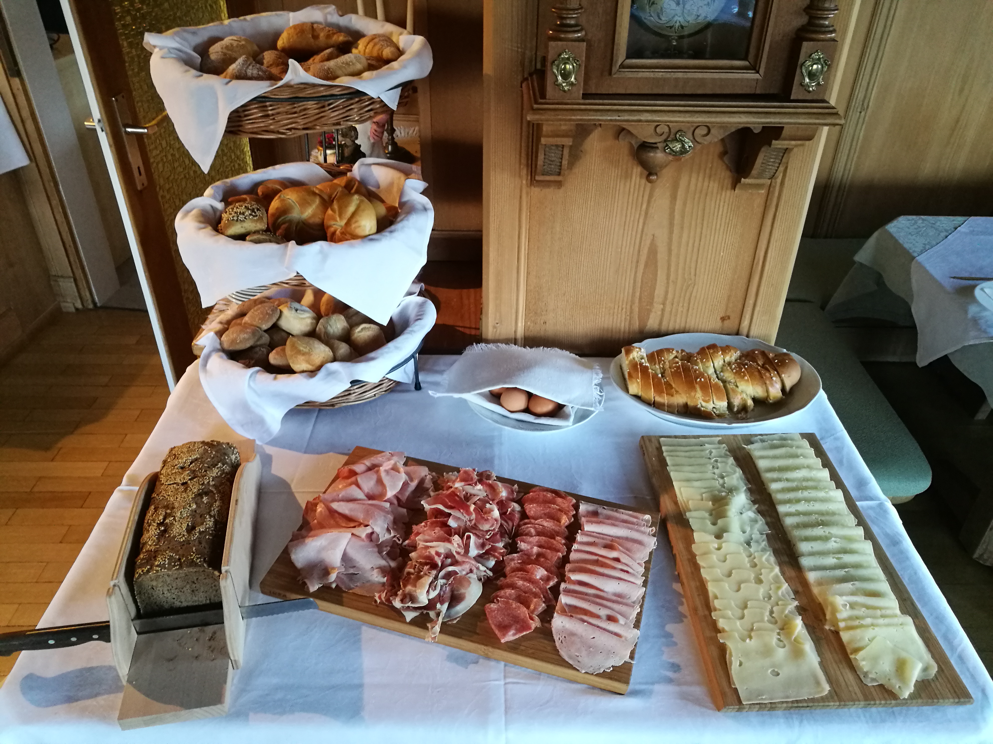 Frühstückspension: regionales Frühstücksbuffet - Active B&B Prairerhof