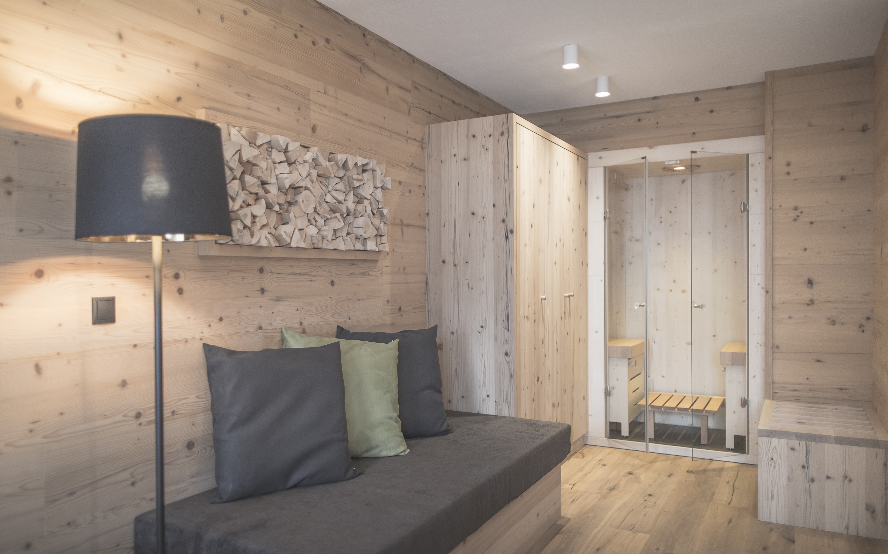 Pensionen - Balkon - Italien - Wohnbereich und Hydro-Soft-Sauna - Ahrner Wirt Apartments