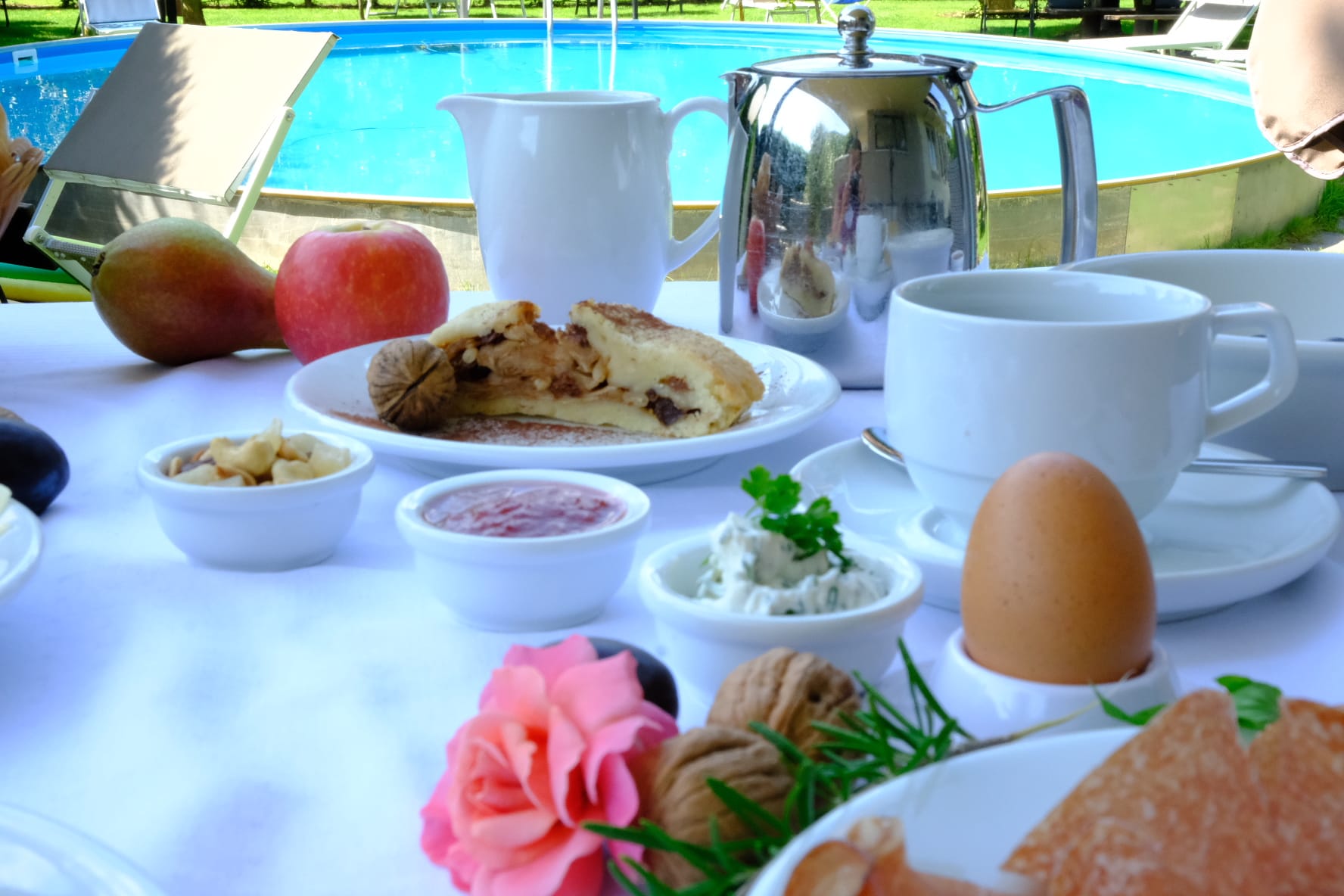 Frühstückspension: Frühstück im Garten - Pension Sunnhofer