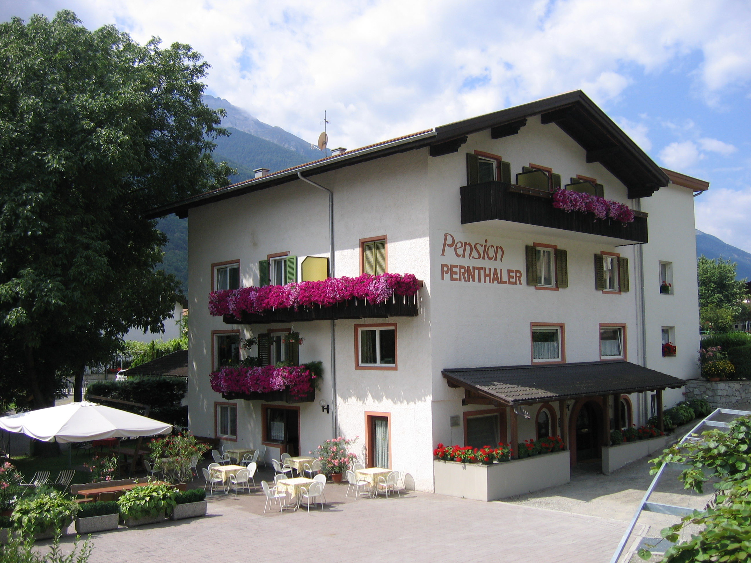 Pensionen - Balkon - Italien - Herzlich Willkommen in der familiär geführten Pension Pernthaler. 

Klein aber fein so lautet unser Motto.

Wir verfügen über geräumige Doppel- und Familienbettzimmer, alle ausgestattet mit Dusche WC Balkon Sat. TV und kostenlosem W-LAN. 

Mit unserer Gästekarte dem Südtirol GuestPass fahren Sie mit allen öffentlichen Verkehrsmitteln in ganz Südtirol kostenlos.

 - Pension Pernthaler