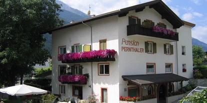 Pensionen - Naturns - Herzlich Willkommen in der familiär geführten Pension Pernthaler. 
Klein aber fein so lautet unser Motto.
Wir verfügen über geräumige Doppel- und Familienbettzimmer, alle ausgestattet mit Dusche WC Balkon Sat. TV und kostenlosem W-LAN. 
Mit unserer Gästekarte dem Südtirol GuestPass fahren Sie mit allen öffentlichen Verkehrsmitteln in ganz Südtirol kostenlos.
 - Pension Pernthaler
