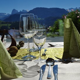 Frühstückspension: Blick von Ihrem Tisch auf die Dolomiten beim Frühstück oder Abendessen - Hotel Pension Erlacher