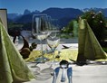 Frühstückspension: Blick von Ihrem Tisch auf die Dolomiten beim Frühstück oder Abendessen - Hotel Pension Erlacher
