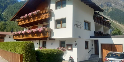 Pensionen - WLAN - Ötztal - Hausansicht Eingang - Gästehaus Helga