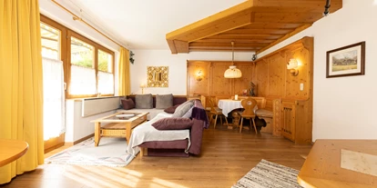 Pensionen - Parkplatz: kostenlos bei der Pension - Seefeld in Tirol - Ferienwohnung SCHEIBE (Wohnzimmer - optional Schlafgelegenheit für 2 Personen) - Pension Gulla