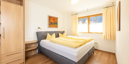 Pensionen - Parkplatz: kostenlos bei der Pension - Seefeld in Tirol - FW SCHEIBE (Schlafezimmer mit Durchgang zum Stockbettzimmer) - Pension Gulla