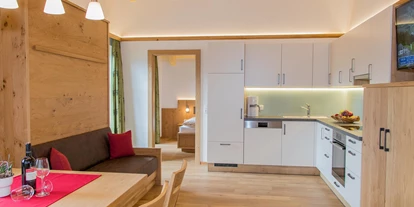 Pensionen - Parkplatz: kostenlos bei der Pension - Leogang - Küche und Wohnraum Appartement Panoramablick - Schönberghof