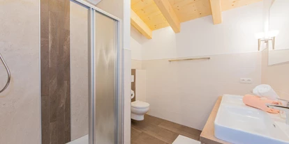 Pensionen - Parkplatz: kostenlos bei der Pension - Leogang - Badezimmer Appartement Panoramablick - Schönberghof