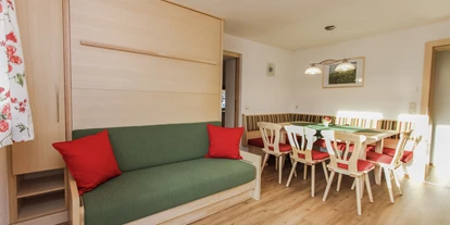 Pensionen - Parkplatz: kostenlos bei der Pension - Leogang - Appartement Schwalbenwand für 2-8 Personen mit gemütlicher Essecke und Sitzcouch-diese kann mit einem Handgriff in ein Doppelbett (Marke Flexinno) umgebaut werden. Fernseher mit KTV, gratis W-LAN ,zwei Schlafzimmern mit je DU/WC und Fernseher mit KTV, ein separate Dusche und getrenntem WC, Vorraum mit Garderobe, Küche , Radiowecker, Fön, Zimmersafe, gratis W-LAN und Balkon mit Blick auf die Schwalbenwand - Urlaubsparadies Liebmannhof
