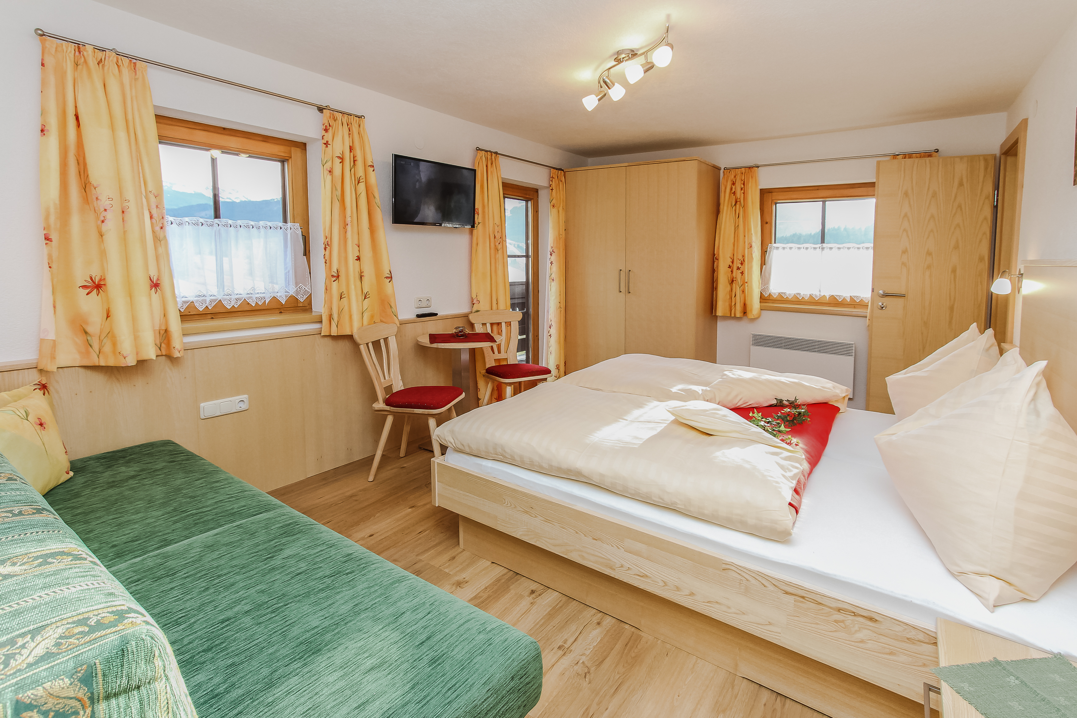 Pensionen - Bischofswiesen - Schlafzimmer für zwei bis drei Personen mit Blick auf den Hundstein mit DU/WC, Fernseher mit KTV, Radiowecker, Fön, Zimmersafe, Balkon. - Urlaubsparadies Liebmannhof