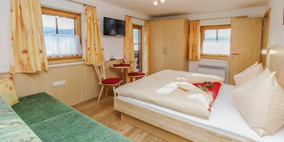 Pensionen - Parkplatz: kostenlos bei der Pension - Leogang - Schlafzimmer für zwei bis drei Personen mit Blick auf den Hundstein mit DU/WC, Fernseher mit KTV, Radiowecker, Fön, Zimmersafe, Balkon. - Urlaubsparadies Liebmannhof