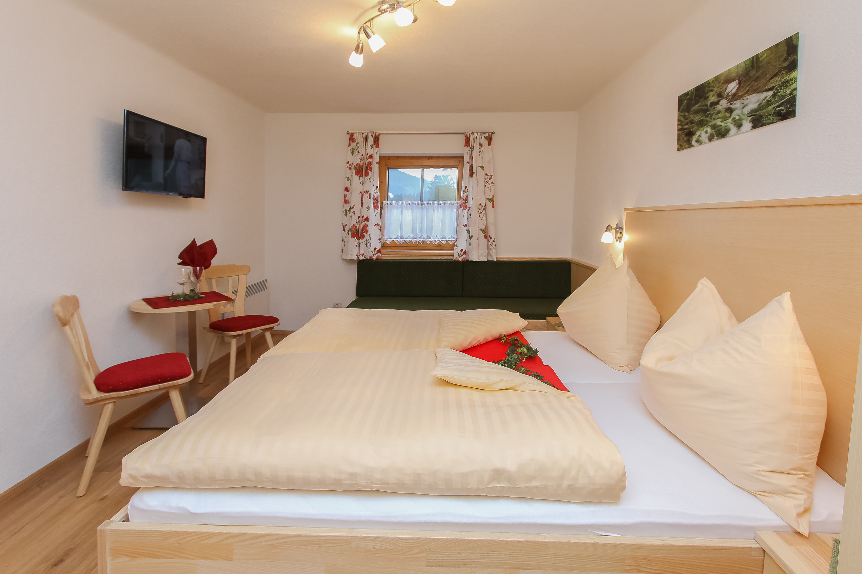 Pensionen - Bischofswiesen - Schlafzimmer für zwei bis drei Personen mit Blick auf die Schwalbenwand mit DU/WC, Fernseher mit KTV, Radiowecker, Fön, Zimmersafe - Urlaubsparadies Liebmannhof