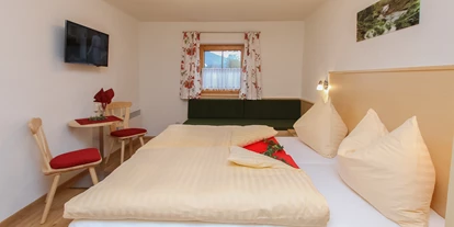 Pensionen - Parkplatz: kostenlos bei der Pension - Leogang - Schlafzimmer für zwei bis drei Personen mit Blick auf die Schwalbenwand mit DU/WC, Fernseher mit KTV, Radiowecker, Fön, Zimmersafe - Urlaubsparadies Liebmannhof