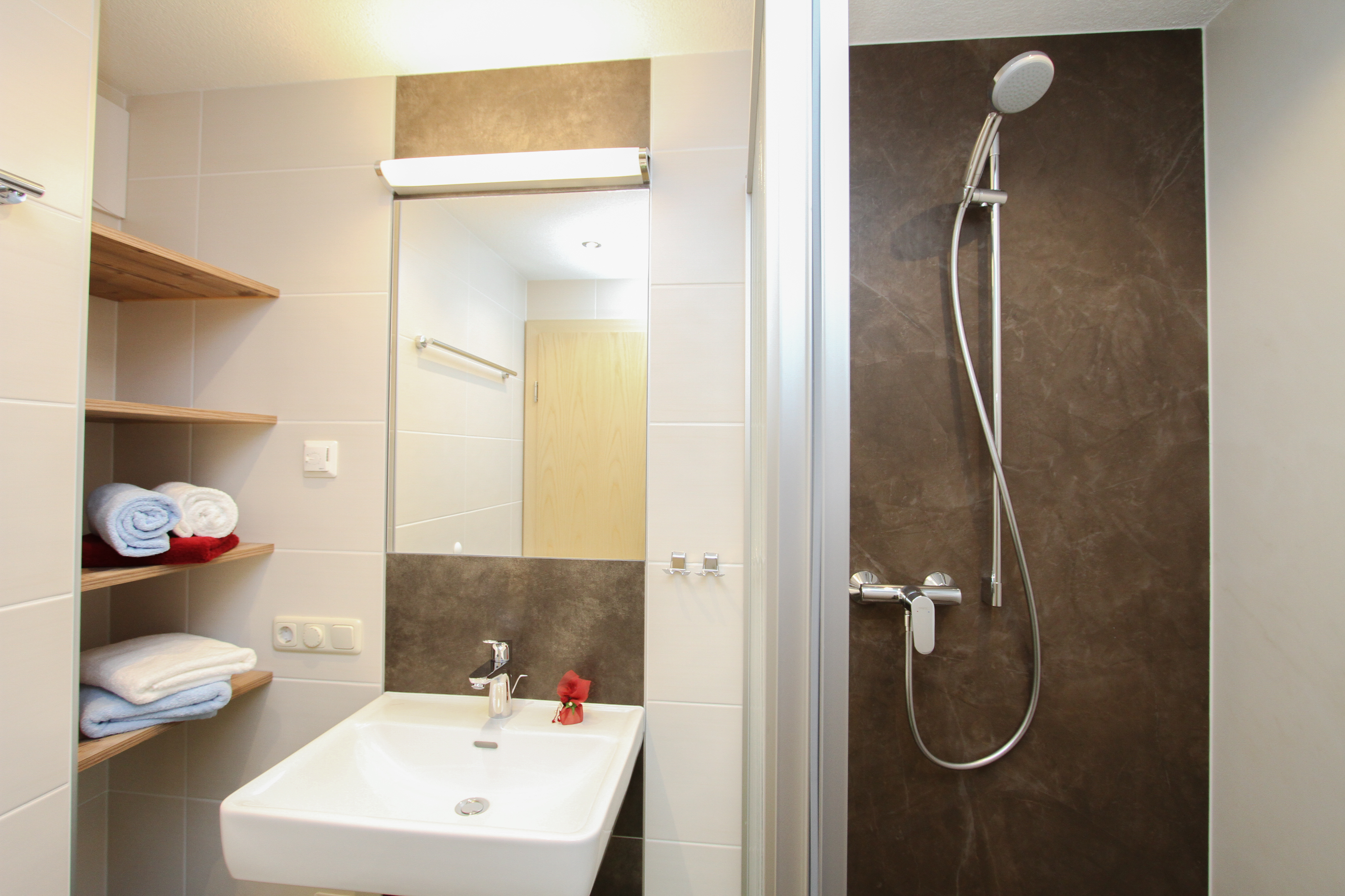 Pensionen - Bischofswiesen - separate Dusche und Waschbecken - Urlaubsparadies Liebmannhof