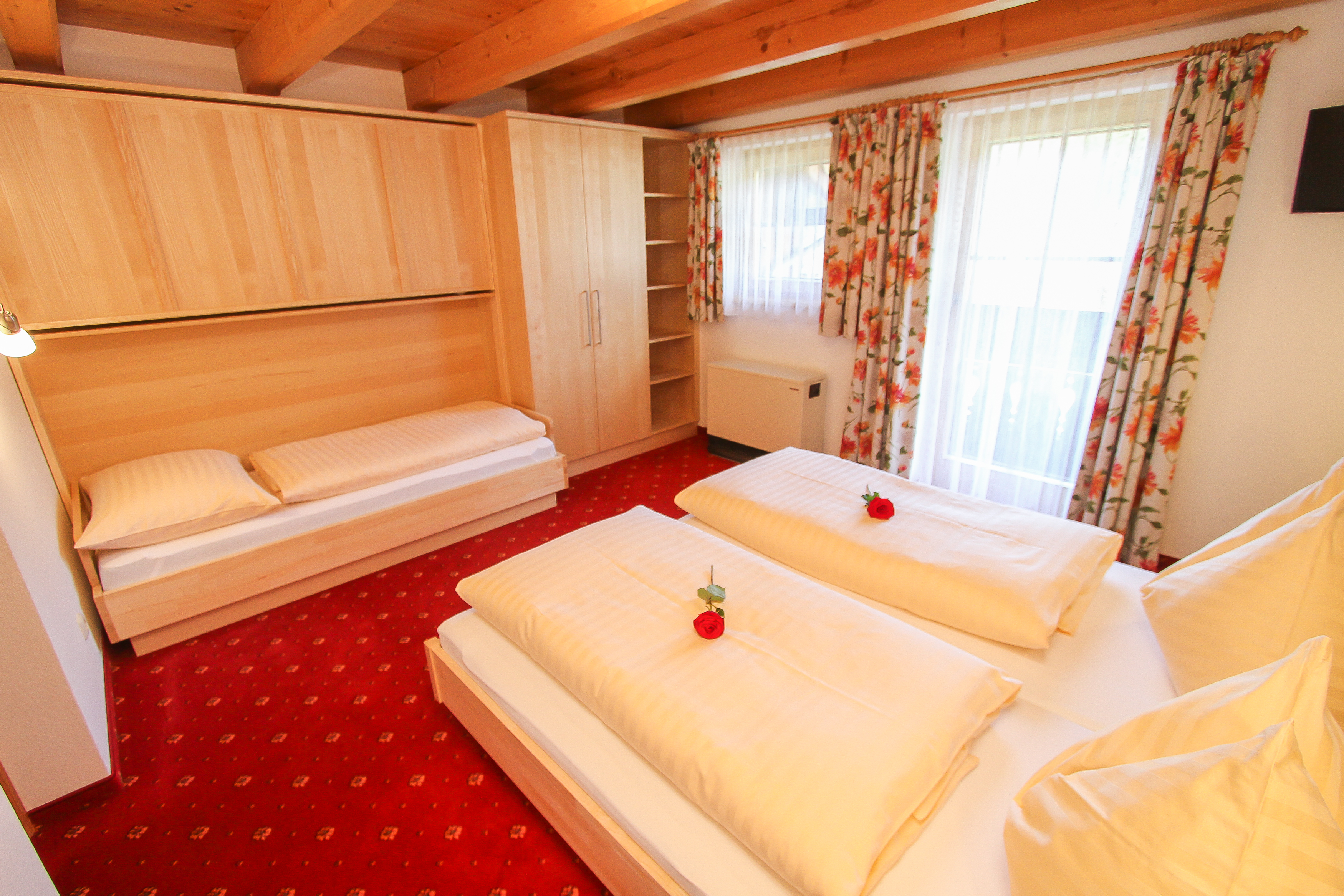 Frühstückspension: Schlafzimmer mit drei Betten  - Urlaubsparadies Liebmannhof