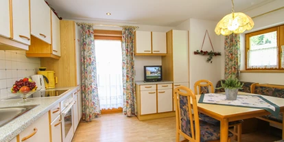 Pensionen - Parkplatz: kostenlos bei der Pension - Leogang - Appartement Uromas Stüberl für 2-6 Personen gemütliche Wohnküche mit Sitzecke, Fernseher mit KTV, zwei Schlafzimmern für vier und zwei Personen ein Schlafzimmer mit Fernseher, Vorraum mit Garderobe , zwei Badezimmer und Toiletten-teils getrennt, Radiowecker, Fön, Zimmersafe ,gratis W-LAN, Balkon mit Blick auf das Breithorn und eigener Eingang - Urlaubsparadies Liebmannhof