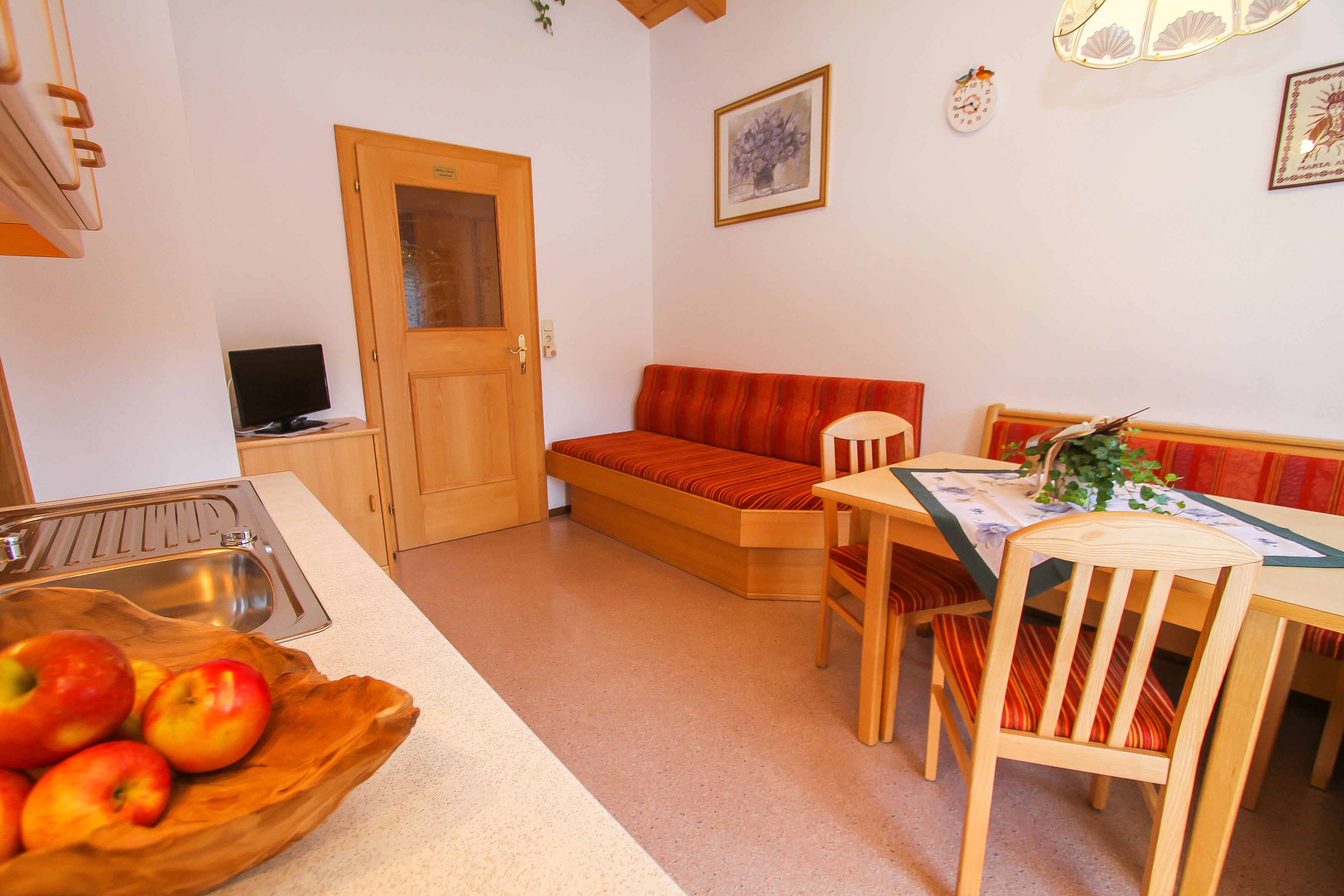 Frühstückspension: Appartement Breithornblick für 4-5 Personen mit gemütlicher Wohnküche mit Sitzecke, Fernseher mit KTV, zwei Schlafzimmer für je zwei Personen, DU/WC getrennt, Vorraum mit Garderobe, Zimmersafe, Fön, Radiowecker, gratis W-LAN und Balkon mit Blick auf das Breithorn - Urlaubsparadies Liebmannhof