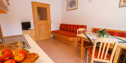 Pensionen - Parkplatz: kostenlos bei der Pension - Leogang - Appartement Breithornblick für 4-5 Personen mit gemütlicher Wohnküche mit Sitzecke, Fernseher mit KTV, zwei Schlafzimmer für je zwei Personen, DU/WC getrennt, Vorraum mit Garderobe, Zimmersafe, Fön, Radiowecker, gratis W-LAN und Balkon mit Blick auf das Breithorn - Urlaubsparadies Liebmannhof